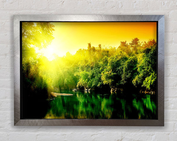 Üppig grüner Waldfluss bei Sonnenaufgang