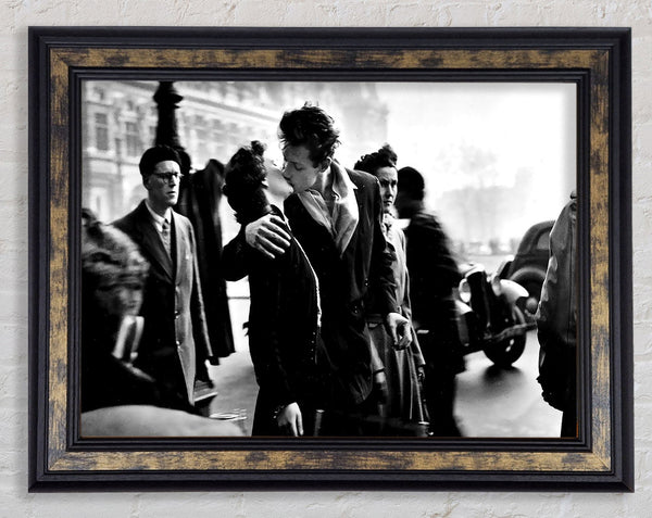 Kiss Old Retro Framed Print