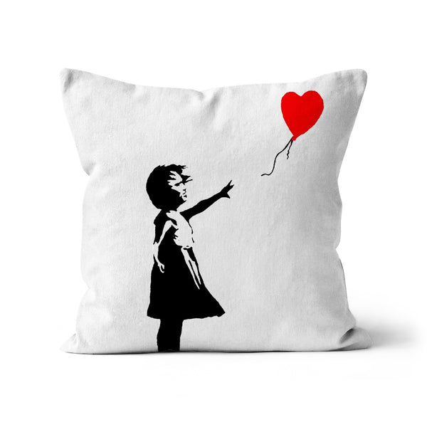 Kissen mit Ballonmädchen in Weiß von Banksy